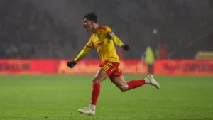 Florian Thauvin, capitaine de Lens, célèbre sous la pluie face au Paris FC à Bollaert, octobre 2026