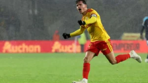 Florian Thauvin, capitaine de Lens, célèbre son but contre le Paris FC sous la pluie à Bollaert, octobre 2026