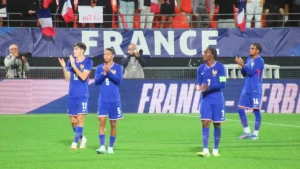 Les Espoirs français, dont Mathys Tel, saluent le public après France-Serbie au Moustoir de Lorient en septembre 2025