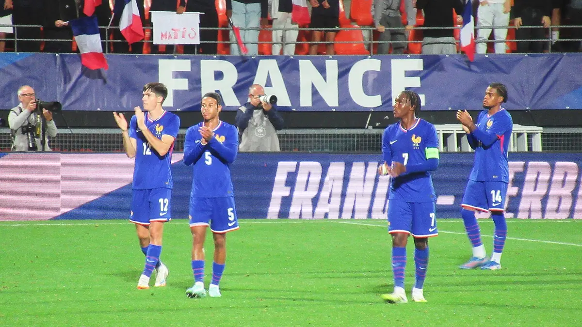Les Espoirs français, dont Mathys Tel, saluent le public après France-Serbie au Moustoir de Lorient en septembre 2025