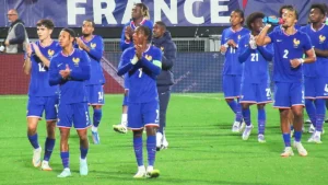 Les joueurs de l'équipe de France Espoirs, dont Mathys Tel, saluent le public après France-Serbie en septembre 2025