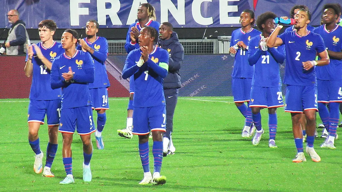 Les joueurs de l'équipe de France Espoirs, dont Mathys Tel, saluent le public après France-Serbie en septembre 2025