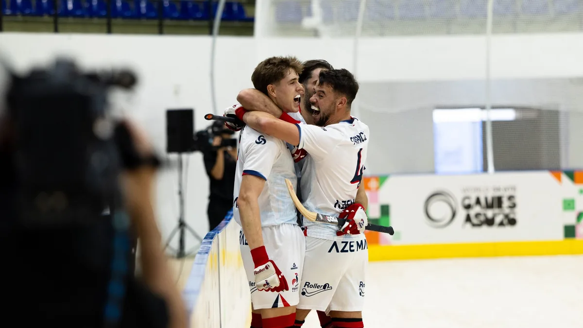 Joueurs de l'équipe de France de rink-hockey qui célèbrent aux World Skate Games d'Asunción, octobre 2026