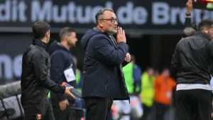 Franck Haise donne des consignes au bord du terrain lors de Rennes-Auxerre au Roazhon Park, octobre 2026