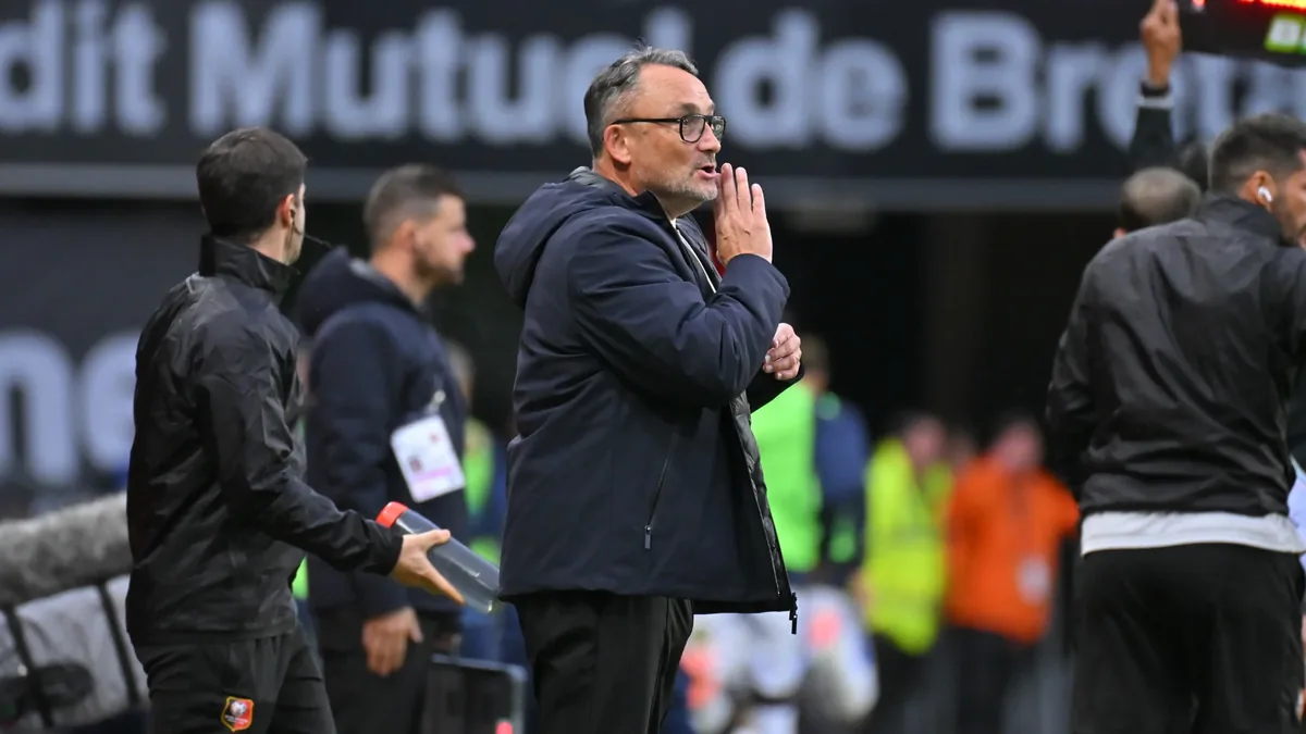 Franck Haise donne des consignes au bord du terrain lors de Rennes-Auxerre au Roazhon Park, octobre 2026