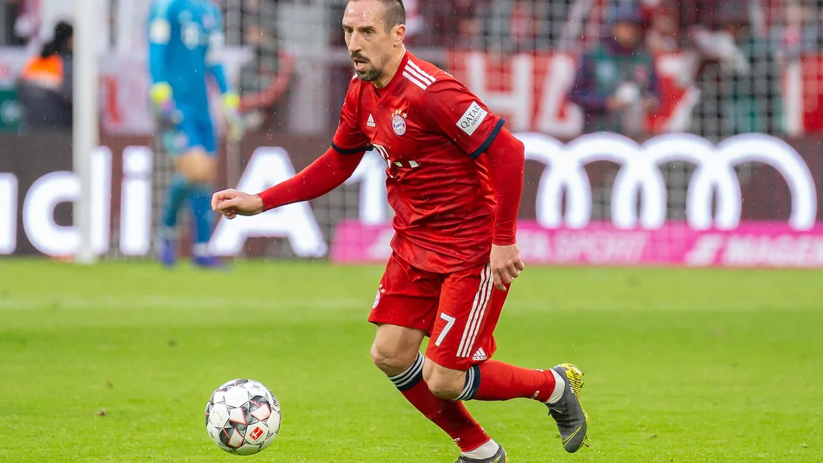 Franck Ribéry balle au pied sous le maillot du Bayern Munich face à Wolfsburg, mars 2019