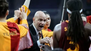 Frédéric Dusart donne ses consignes aux joueuses de Galatasaray pendant un temps mort, saison 2026-2027