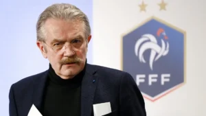 Frédéric Thiriez, président du Conseil national de l'éthique du football, devant le logo de la FFF