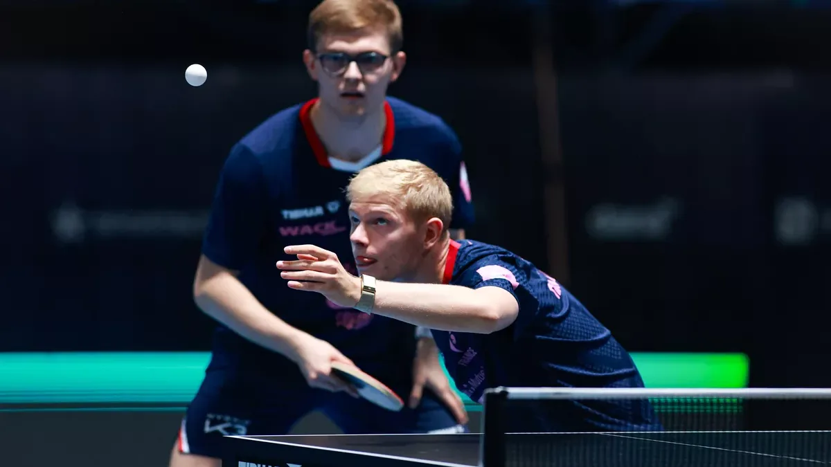 Alexis Lebrun au service devant son frère Félix, en double sous le maillot de l'équipe de France, octobre 2026