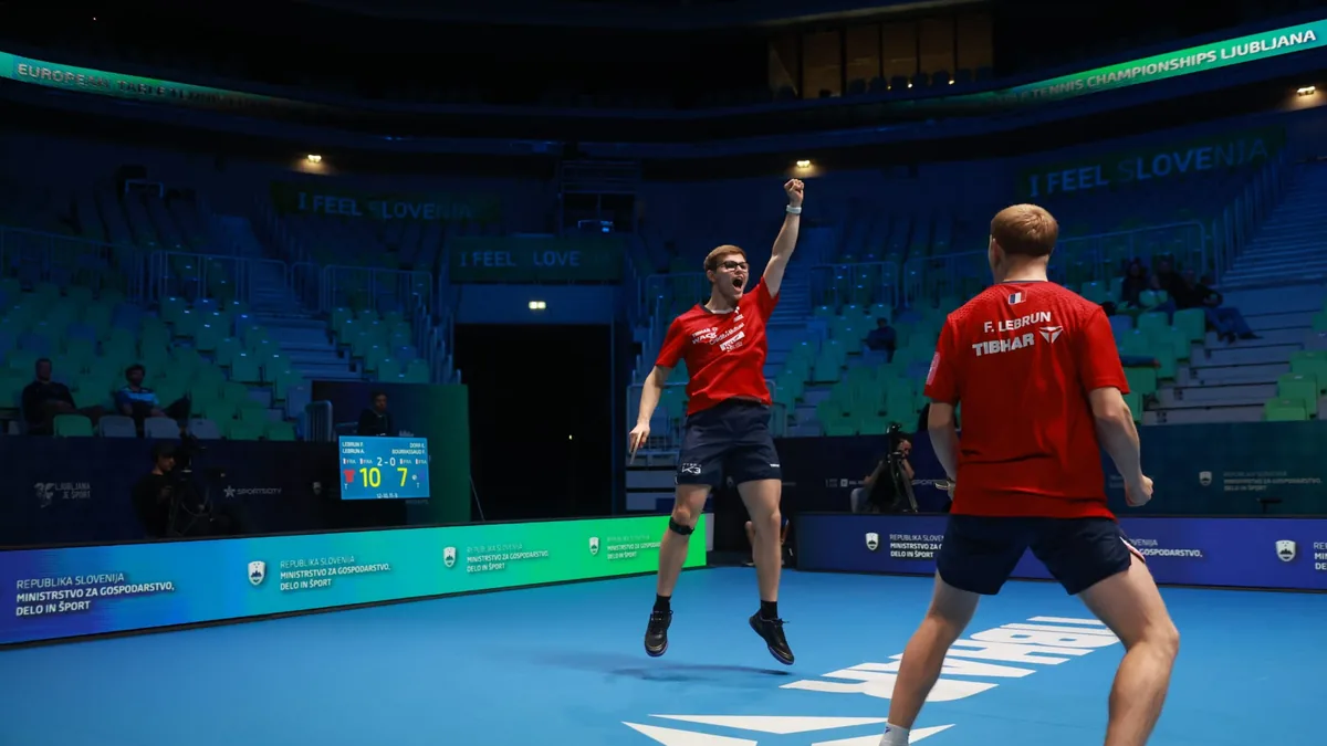 Alexis Lebrun saute de joie face à son frère Félix en demi-finale du double de l'Euro à Ljubljana, octobre 2026