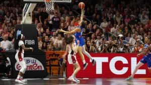Gabby Williams au lay-up sous le maillot de l'équipe de France face aux États-Unis, finale de la Coupe du monde 2026