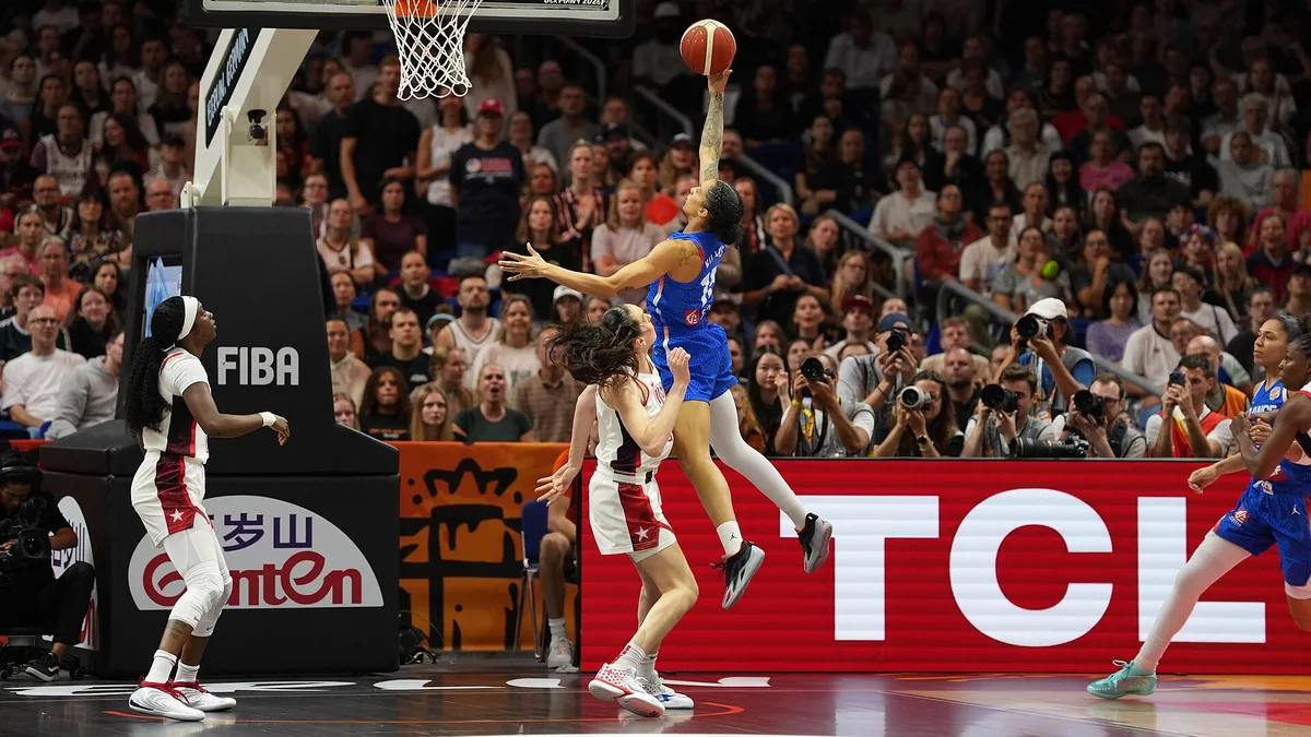 Gabby Williams au lay-up sous le maillot de l'équipe de France face aux États-Unis, finale de la Coupe du monde 2026