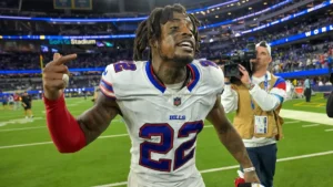 C.J. Gardner-Johnson sous le maillot blanc numéro 22 des Buffalo Bills sur la pelouse après un match