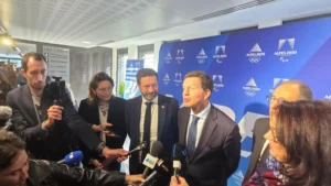 Geoffroy Roux de Bézieux répond aux journalistes au siège du Cojop Alpes 2030 après sa nomination, octobre 2026