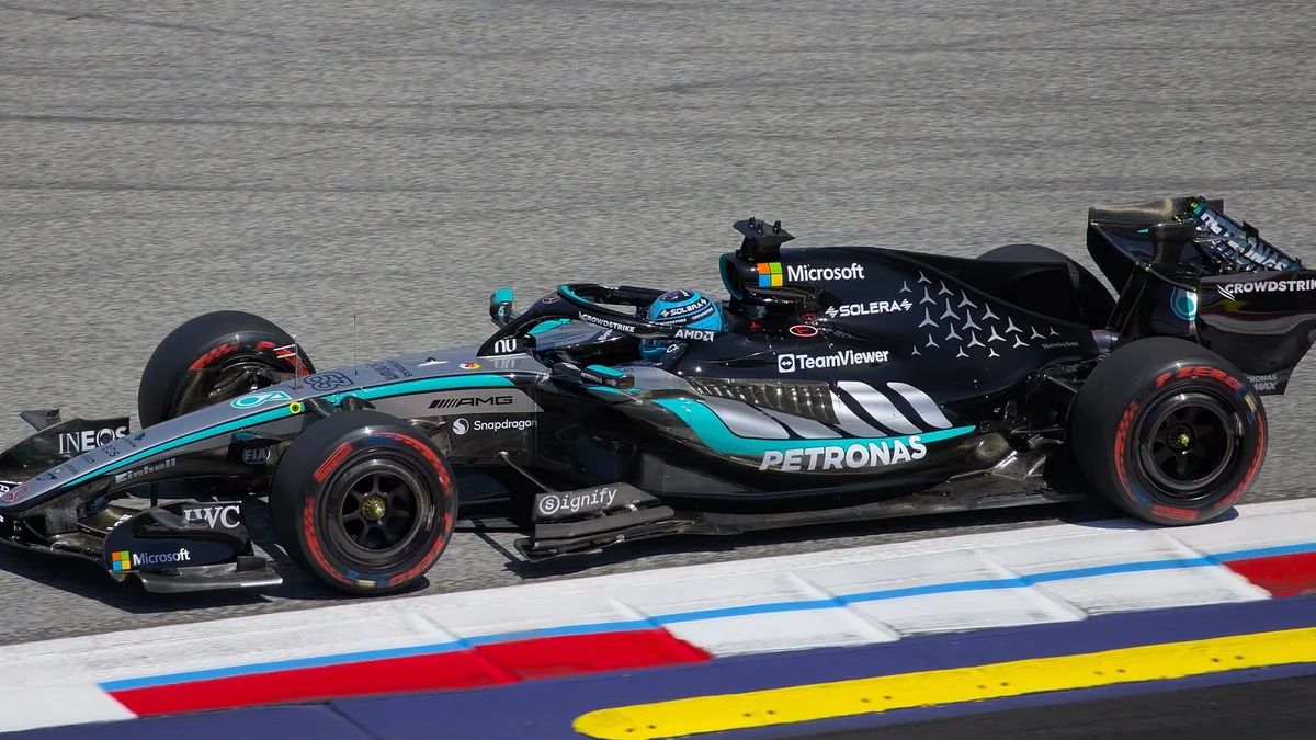 La Mercedes W17 de George Russell en pneus tendres sur la piste du Grand Prix d'Autriche, en juin 2026
