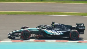 La Mercedes W17 de George Russell à la sortie de la dernière chicane de Suzuka, Grand Prix du Japon, mars 2026