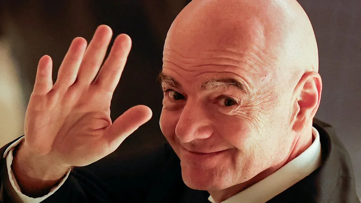 Gianni Infantino, président de la FIFA, salue de la main lors d'un événement officiel en 2026
