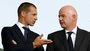 Aleksander Ceferin, président de l'UEFA, en discussion avec Gianni Infantino, président de la FIFA, en tribune
