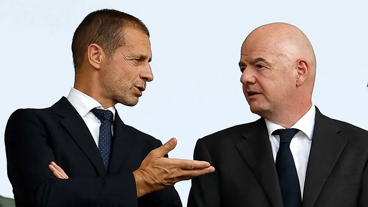 Aleksander Ceferin, président de l'UEFA, en discussion avec Gianni Infantino, président de la FIFA, en tribune