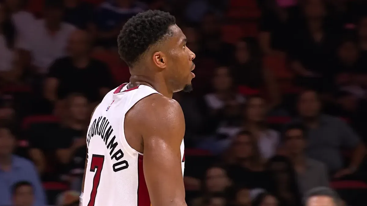 Giannis Antetokounmpo sous le maillot blanc du Miami Heat au Kaseya Center, présaison NBA, octobre 2026