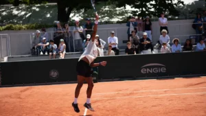 Giovanni Mpetshi Perricard au service à Roland-Garros, mai 2026