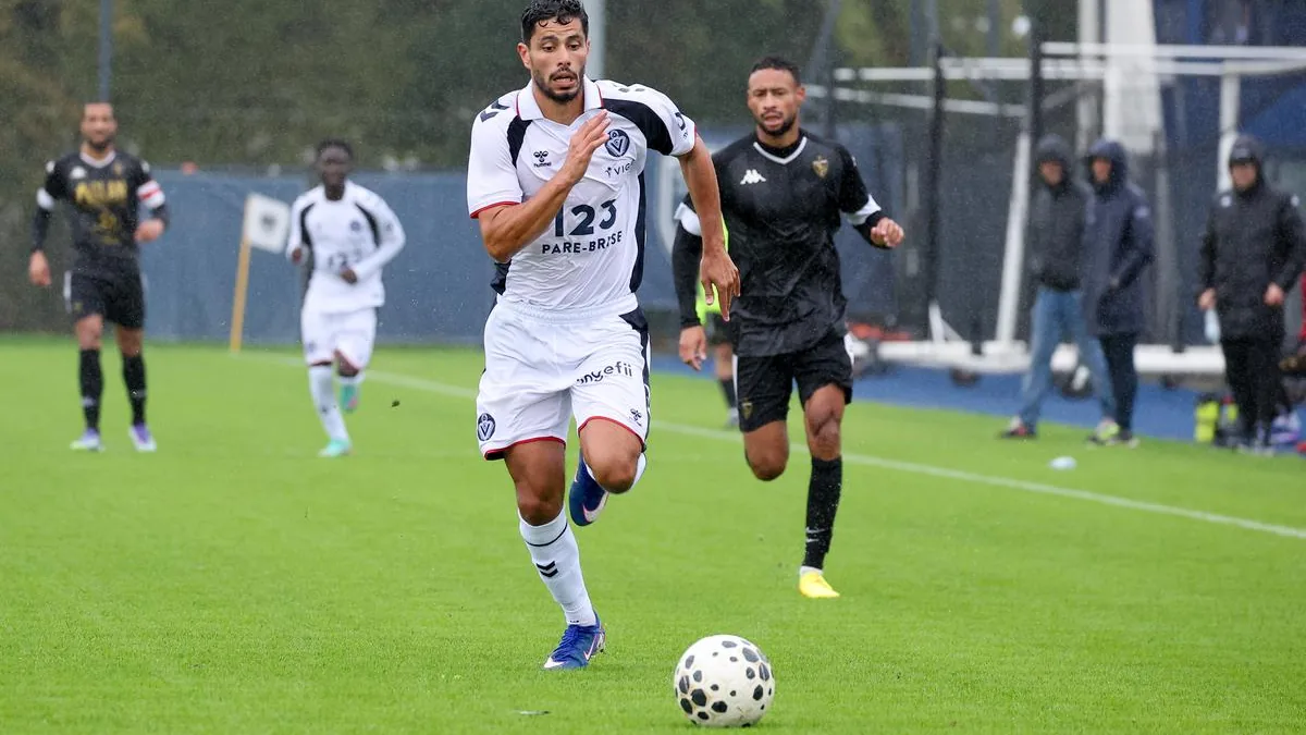 Un joueur des Girondins de Bordeaux balle au pied lors d'un match amical, octobre 2026