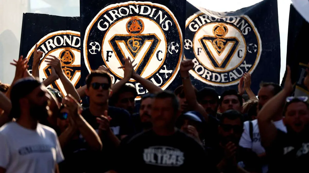 Supporters des Girondins de Bordeaux brandissant des drapeaux au logo du club, saison 2026