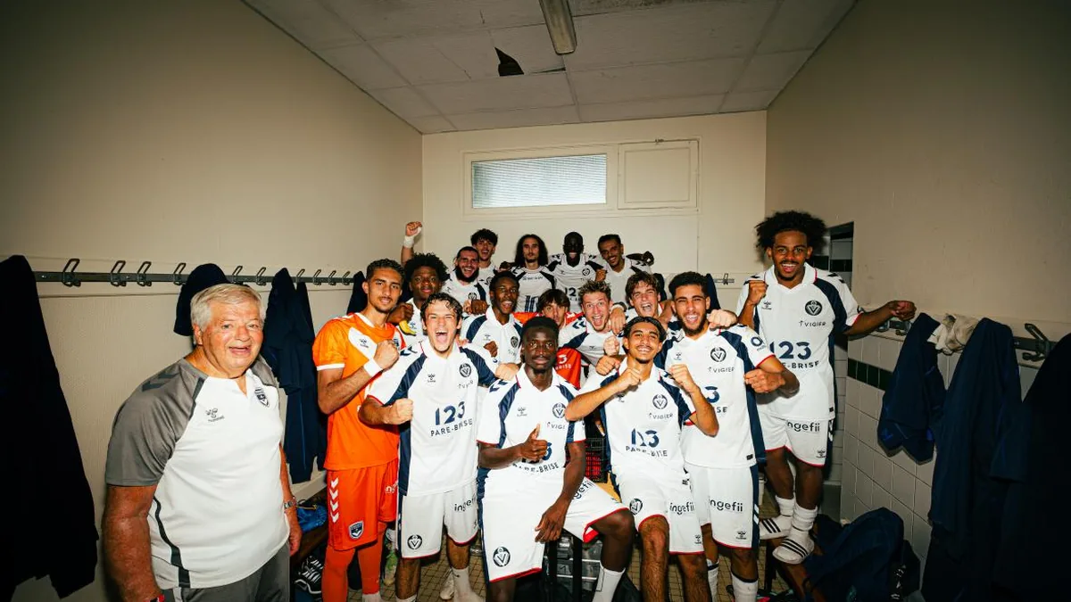 Les joueurs des Girondins de Bordeaux célèbrent une victoire en Coupe de France dans le vestiaire, septembre 2026