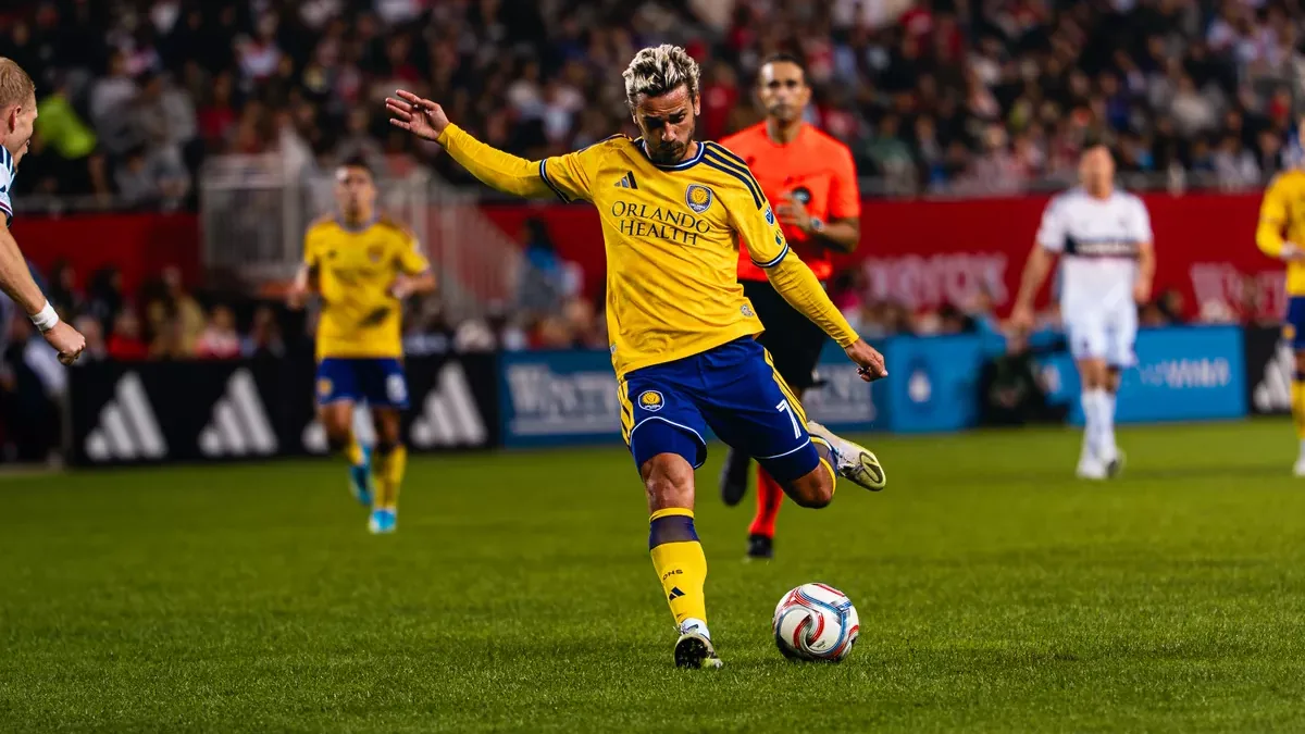 Antoine Griezmann frappe du gauche sous le maillot jaune d'Orlando City face au Chicago Fire, octobre 2026