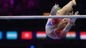 Une gymnaste de l'équipe de France aux barres asymétriques lors des Mondiaux de Rotterdam, octobre 2026