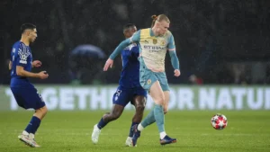 Erling Haaland sous le maillot de Manchester City face à Achraf Hakimi et au PSG au Parc des Princes, janvier 2025