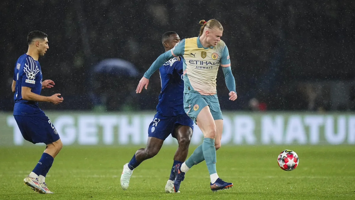 Erling Haaland sous le maillot de Manchester City face à Achraf Hakimi et au PSG au Parc des Princes, janvier 2025