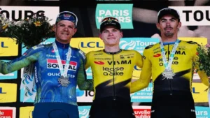 Per Strand Hagenes entre Jasper Stuyven et Christophe Laporte sur le podium de Paris-Tours, 11 octobre 2026