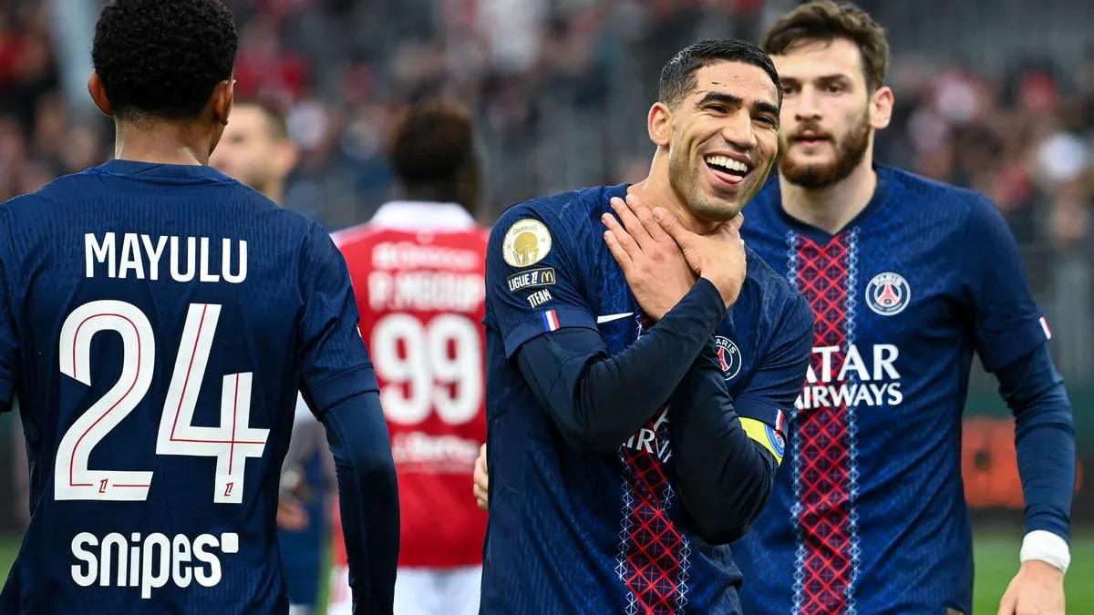 Achraf Hakimi célèbre un but sous le maillot du PSG en Ligue 1, entouré de ses coéquipiers parisiens