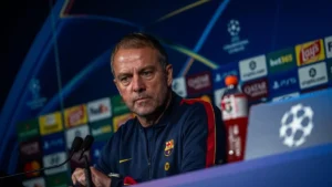 Hansi Flick en conférence de presse au Parc des Princes avant PSG-Barça, octobre 2026