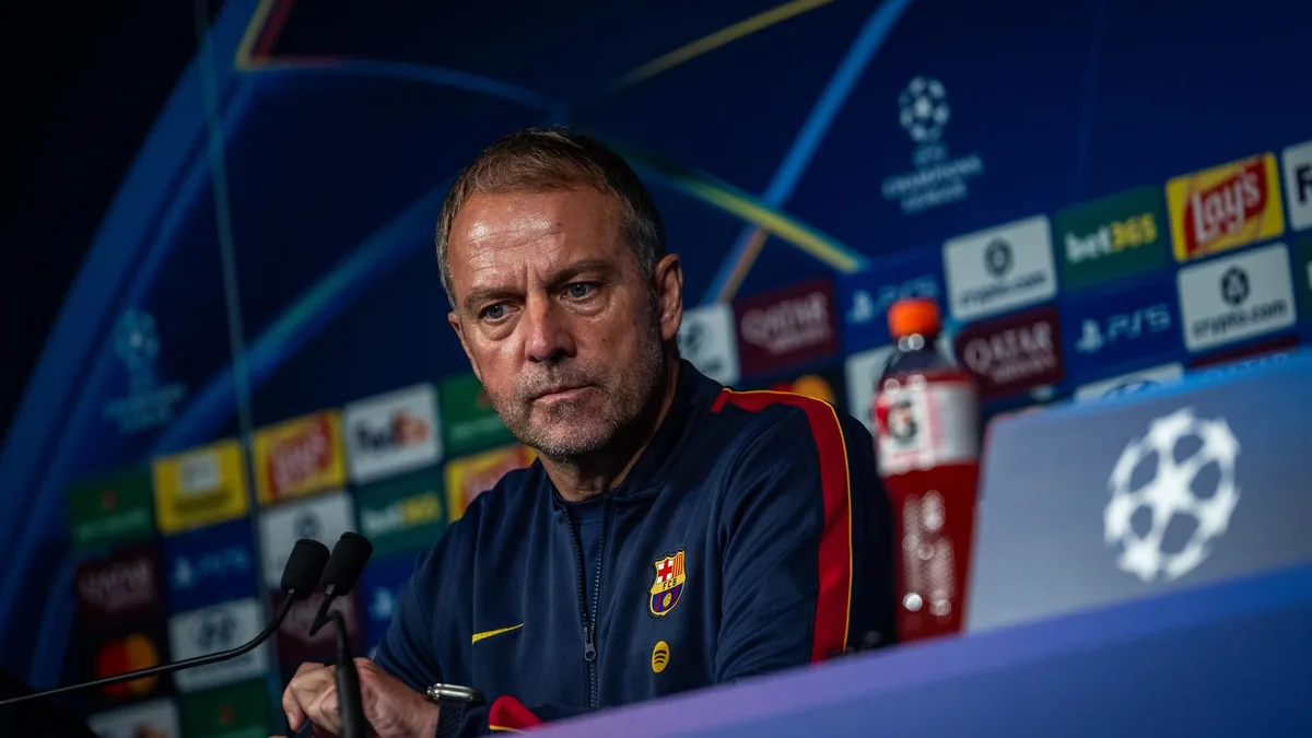 Hansi Flick en conférence de presse au Parc des Princes avant PSG-Barça, octobre 2026