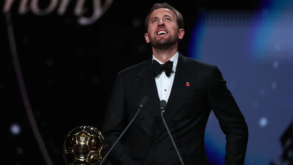 Harry Kane sur la scène du London Palladium après son sacre au Ballon d'Or, lundi 26 octobre 2026