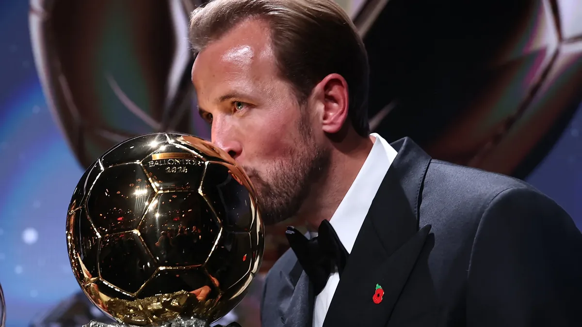 Harry Kane embrasse le trophée du Ballon d'Or lors de la cérémonie à Londres, le 26 octobre 2026
