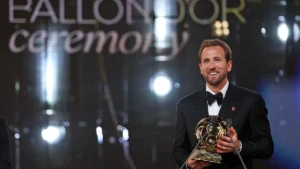 Harry Kane avec le trophée du Ballon d'Or sur la scène du London Palladium, le 26 octobre 2026