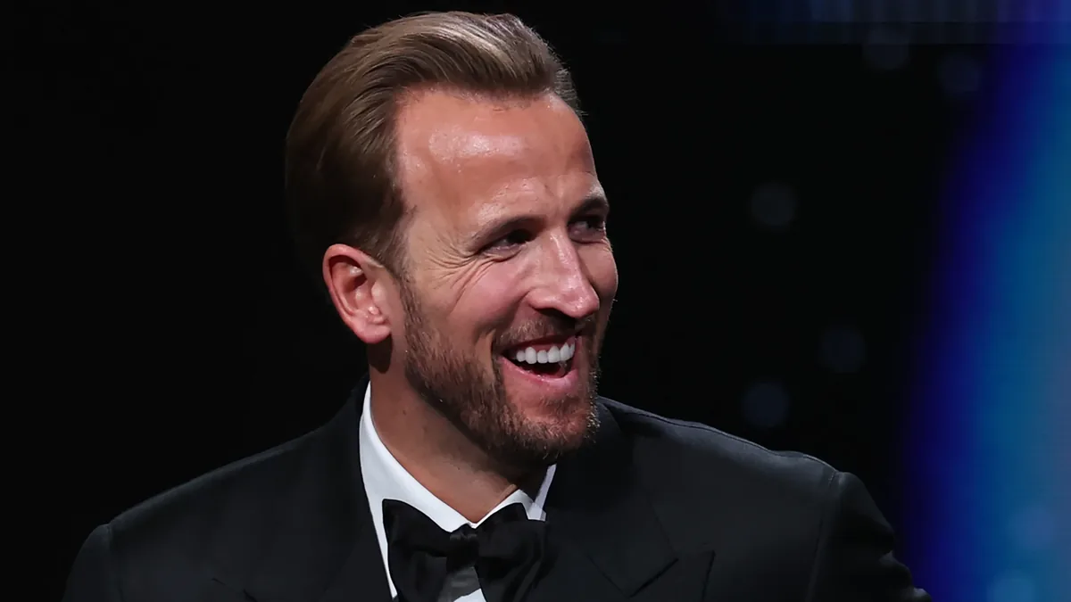Harry Kane souriant sur la scène du London Palladium lors de la cérémonie du Ballon d'Or, 26 octobre 2026
