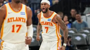 Nickeil Alexander-Walker exulte sous le maillot des Atlanta Hawks, devant Onyeka Okongwu, saison 2026-2027