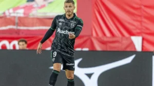Thorgan Hazard sous le maillot extérieur du RC Lens en match de Ligue 1, saison 2026-2027