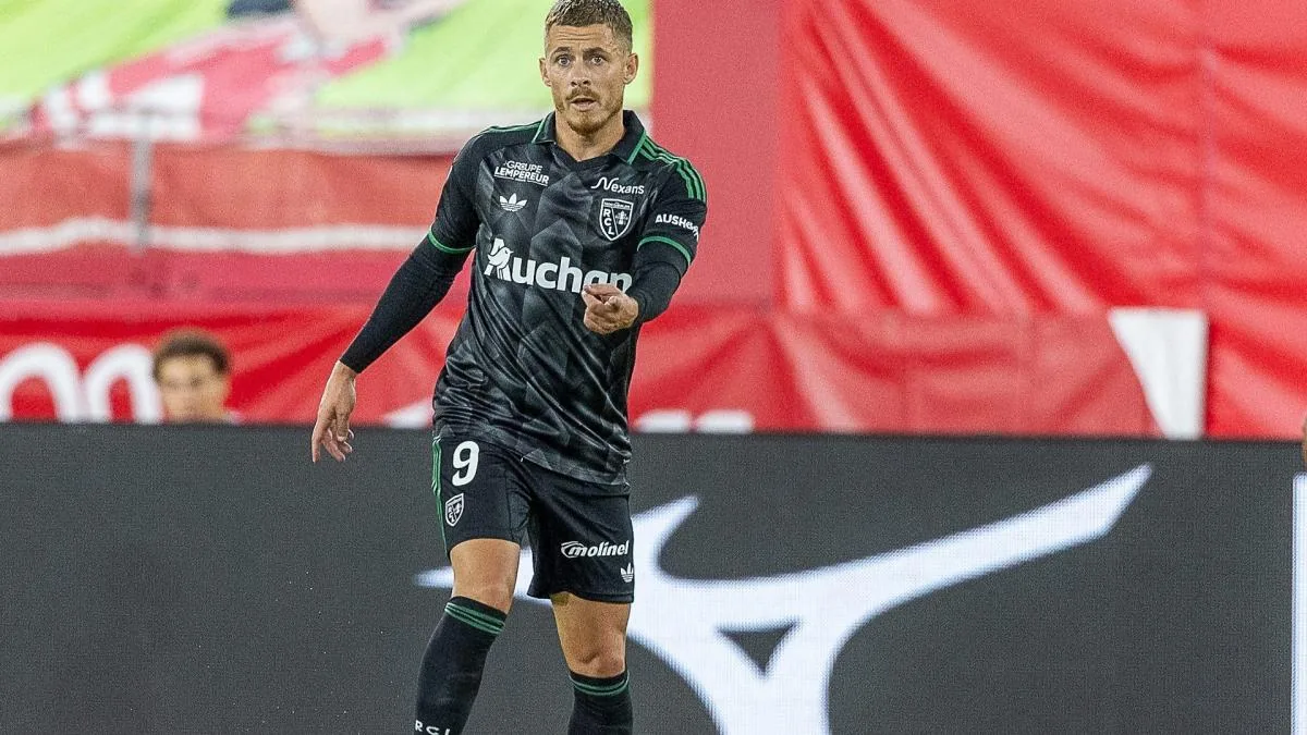 Thorgan Hazard sous le maillot extérieur du RC Lens en match de Ligue 1, saison 2026-2027
