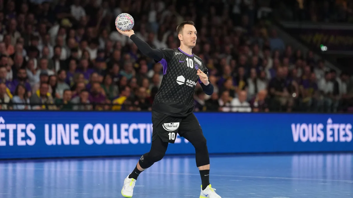 Rok Ovnicek, ballon en main, sous le maillot du HBC Nantes lors d'un match à domicile