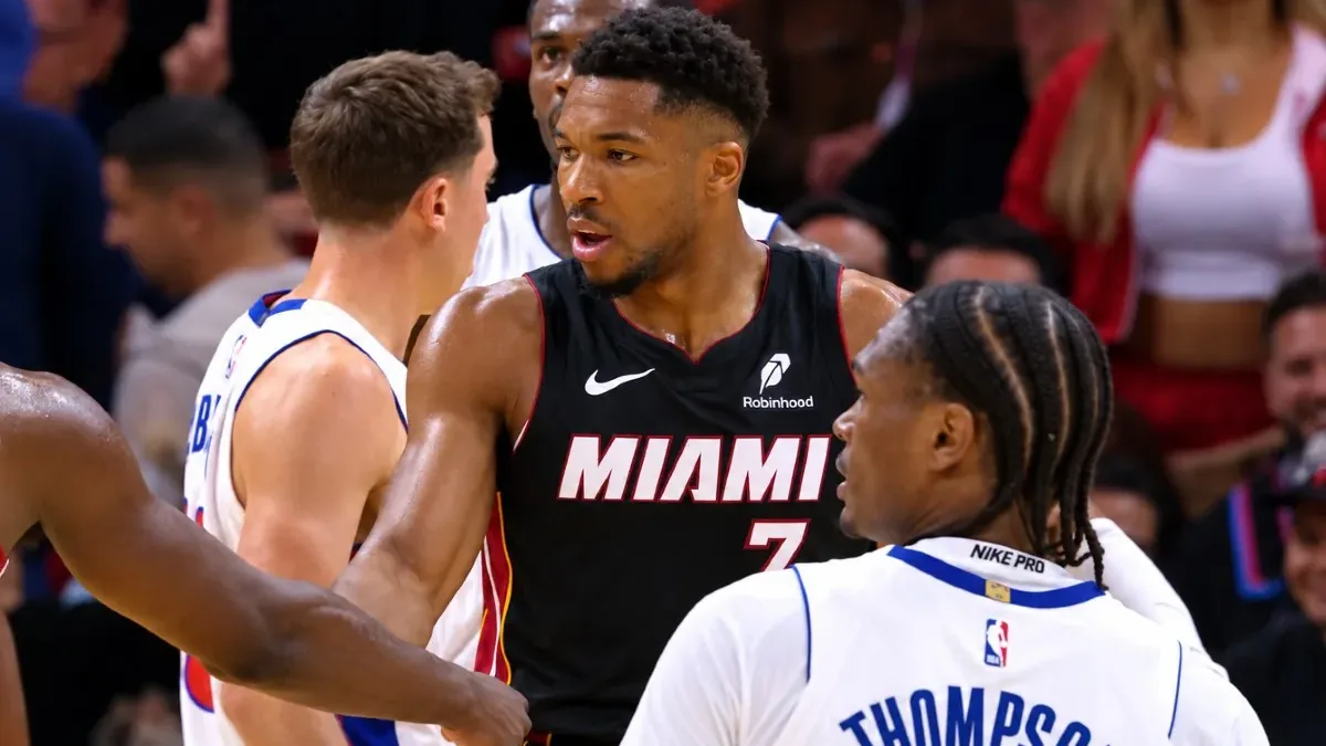 Un joueur du Miami Heat face à plusieurs joueurs des Detroit Pistons au Kaseya Center, octobre 2026