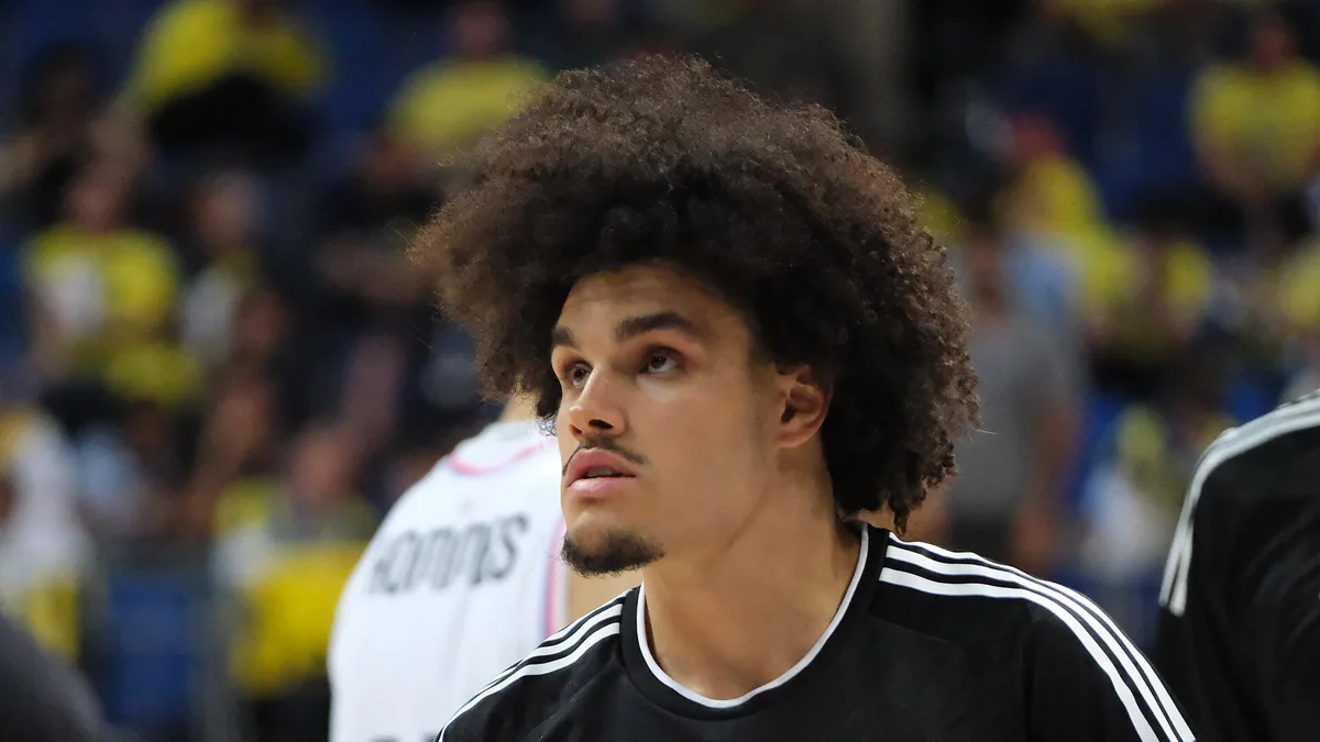 Nadir Hifi sous le maillot du Paris Basketball avant un match d'Euroligue à Istanbul, octobre 2025