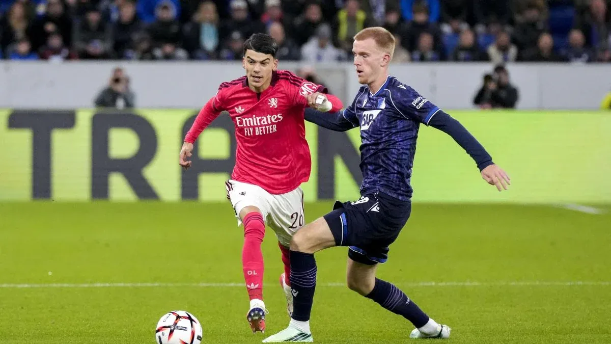 Un joueur de l'OL en maillot rouge à la lutte avec un joueur de Hoffenheim, Ligue Europa, 22 octobre 2026