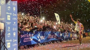 Hugo Deck salue le public à son arrivée victorieuse de la Diagonale des Fous à La Redoute, octobre 2026