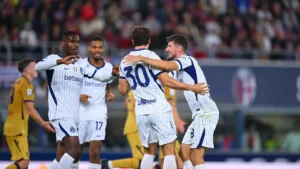 Carlos Augusto félicité par ses coéquipiers de l'Inter après son but à Bologne, octobre 2026