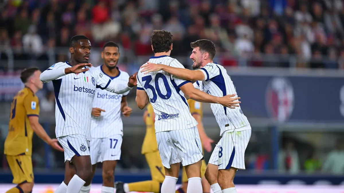 Carlos Augusto félicité par ses coéquipiers de l'Inter après son but à Bologne, octobre 2026